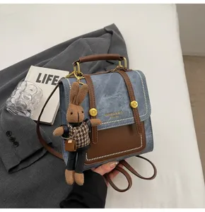 Vintage denim mini gynaikeio sakidio platis, casual tsanta me glyko kremasto kouklaki.