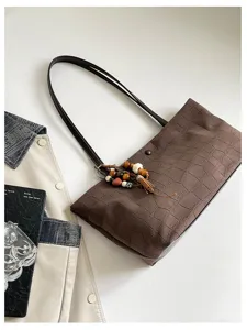 Borsa shopper marrone effetto coccodrillo da donna, elegante borsa a spalla con nappa chic.