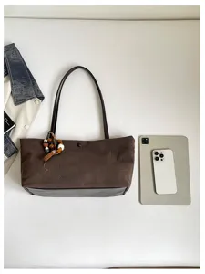 Borsa shopper marrone con stampa coccodrillo e ciondolo decorativo per donna elegante