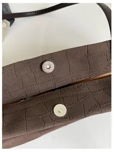Borsa tote marrone in ecopelle con stampa coccodrillo, dettaglio con bottone magnetico e zip.