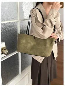 Borsa shopper verde oliva con stampa coccodrillo in dettaglio, elegante borsa da spalla.