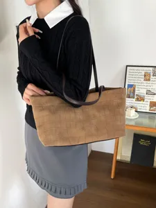 Dettaglio borsa tote coccodrillo marrone, borsa a spalla elegante in camoscio, accessorio commuting.