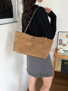 Elegante borsa shopper marrone di grande capacità per donna, ideale per uso quotidiano.