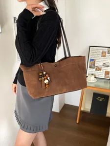 Borsa tote marrone effetto coccodrillo con ciondolo di perline dettaglio stile di vita