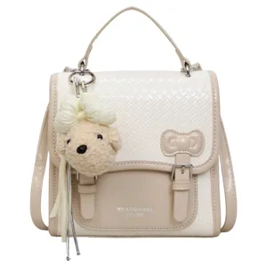 Bolso cruzado estilo universitario retro con colgante de perro de peluche y textura tejida.