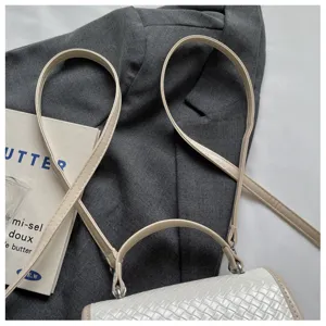 Mochila casual vintage para mujer con diseño tejido, bolso ligero y elegante para viajes y trabajo.