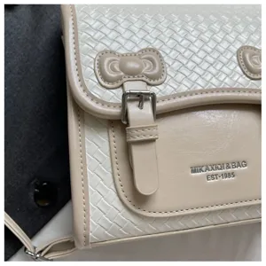 Mochila elegante de estilo universitario con detalle de lazo y diseño retro diario.