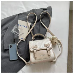 Mochila mini de cuero PU con textura tejida y hebillas de lazo estilo universitario.