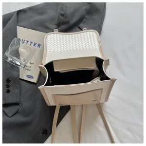 Vista detallada de mochila informal estilo universitario para mujer con diseño tejido.