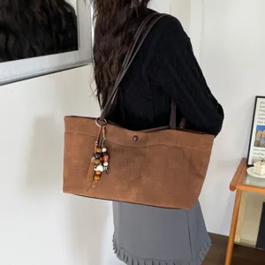 Borsa tote marrone con motivo coccodrillo di grande capacità per donna con tracolla.