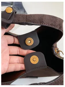 Vue détaillée de l'intérieur du sac hobo en suède marron avec fermoir aimanté.