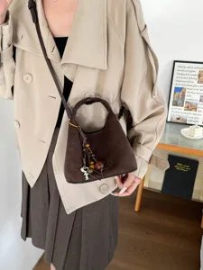 Sac à bandoulière croissant en daim marron style coréen avec breloques perlées automne.