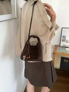 Sac épaule croissant en suède marron style coréen avec breloque perles pour femme chic