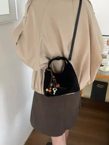 Sac bandoulière croissant en suède noir style coréen avec un charmant pendentif bois.