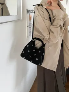 Vue détaillée du sac à main porté épaule coréen en daim noir à pois pour la mode d'automne.