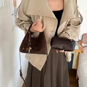 Sac bandoulière croissant en daim marron style coréen avec sangle et breloques