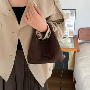 Sac à bandoulière croissant en daim marron vintage style coréen sac hobo minimaliste pour femme