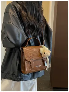 Vista de detalle de mochila de cuero tejido retro con textura elegante y tierno osito.