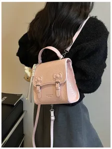 Mini mochila rosa de estilo universitario casual con textura tejida, lindos lazos y correas ajustables.