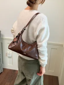 Stylish brown leather hobo shoulder bag for women, retro casual dumpling crossbody purse.