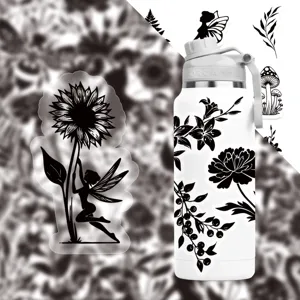 Nahaufnahme von schwarz-weißen botanischen Silhouetten-Aufklebern auf einer weißen Trinkflasche.