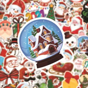 Primer plano de pegatinas navideñas coloridas con un diseño festivo de bola de nieve.