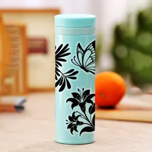 Detailansicht einer hellblauen Wasserflasche mit eleganten schwarzen Schmetterlings- und Blumenmustern.