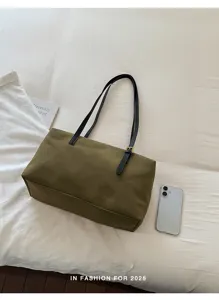 Olivgrüne Retro-Schultertasche Detailansicht, lässiges minimalistisches Design für Alltag.
