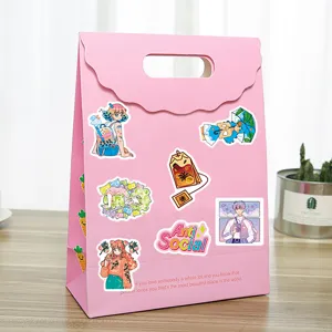 Grazioso sacchetto regalo in carta rosa decorato con adesivi d'arte graffiti anime.