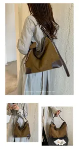 Stijlvolle bruine suède schoudertas, grote slouchy hobo tas voor dames detailweergave.