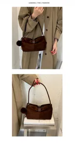 Vista dettagliata della borsa a spalla in camoscio marrone con elegante fiocco e tracolla.