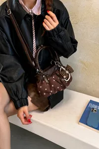 Elegante bolso de hombro tipo nube con lunares fruncidos y lazo para mujeres.
