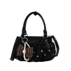 Detalle de bolso nube plisado de lunares negros estilo coreano, elegante bolso cruzado.