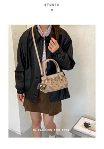 Chic bolso de hombro nuboso fruncido de lunares con lindo colgante de lazo para mujeres.
