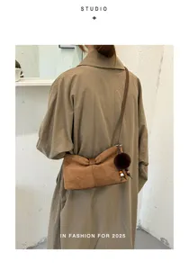 Borsa a tracolla in camoscio marrone con pompon soffice, elegante borsa da donna sotto ascella.