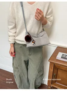 Borsa a tracolla in camoscio grigio con fiocco, elegante borsa minimalista per donna.