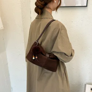 Borsa a tracolla in camoscio marrone da donna, elegante borsa da spalla con fiocco e ciondolo.