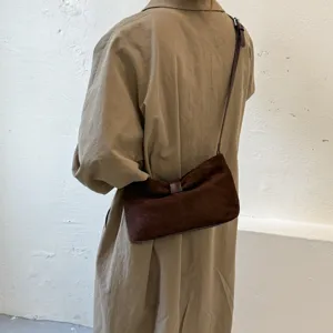 Borsa a tracolla in camoscio marrone da donna, borsa minimalista sottobraccio con elegante dettaglio.