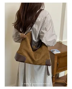 Gedetailleerd overzicht van de bruine suède tote bag, een stijlvolle schoudertas voor dames.