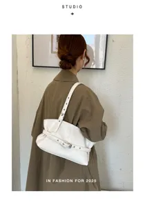 Vue détaillée d'un sac porté épaule blanc chic avec boucle pour les femmes actives.