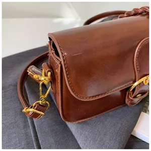 Vintage braune Leder Umhängetasche Damen schicke Achseltasche stilvolle Metallbeschläge
