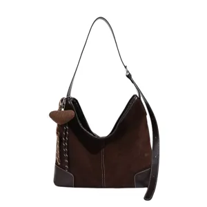 Bruine suède schoudertas voor dames, grote comfortabele hobo tas met hartvormige hanger.