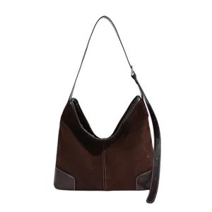 Bruine suède schoudertas voor dames, stijlvolle hobo tas met mooie lederen accenten.