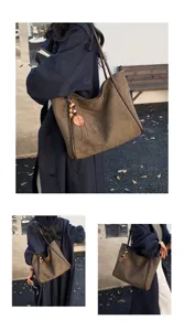 Retro large capacity shoulder tote bag for women, commuter style with wooden bead pendant design.