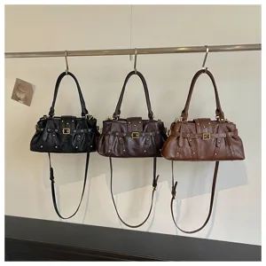 Bolso bandolera retro de moto con remaches metálicos y hebilla para mujeres moda.