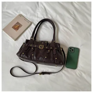 Bolso de hombro estilo moto con tachuelas para mujer, elegante bolso Boston de piel PU con hebillas.