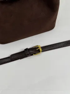 Detail van de riem en gesp van de bruine suède emmertas voor dagelijks pendelstijl