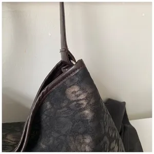 Retro monogram schoudertas voor dames, stijlvolle grote pendel dumpling tas met chique uitstraling.