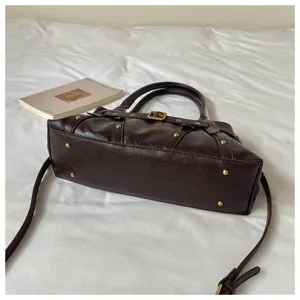 Bolso bandolera Boston marrón oscuro vintage con tachuelas de metal para mujeres estilo retro