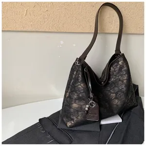 Detail van retro luipaardprint schoudertas, stijlvolle dames hobo tas in vintage herfststijl.